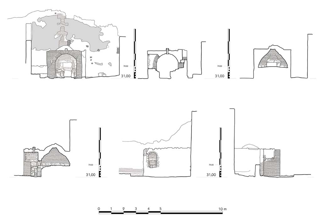 Fig. 52 – Pompéi, boulangerie VII 12, 11 – Élévation de la façade.
Échelle : 1/100.
Coupe transversale en arrière du mur diaphragme, coupe transversale dans la chambre de cuisson (en haut) ; coupe longitudinale, élévation occidentale et élévation orientale four (en bas).
Relevé / dessin : F. Fouriaux / S. Mencarelli – EFR.