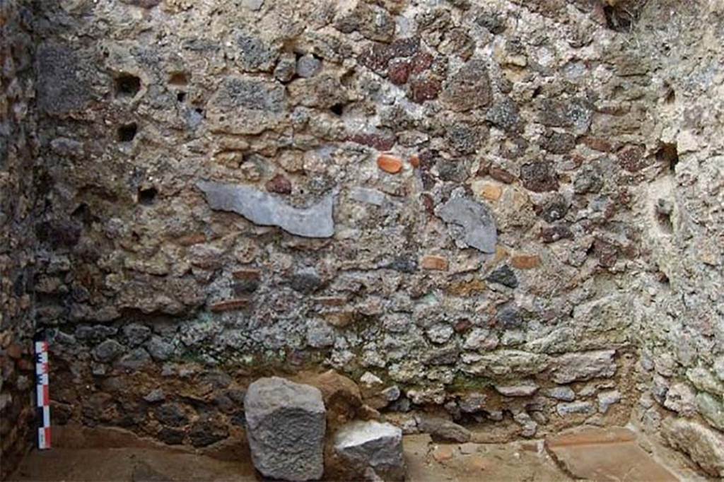 Fig. 56 – Pompéi, boulangerie VII 12, 11 – Mur méridional de la salle de façonnage. 
Vue du nord.
Cliché : S. Aho – EFR.