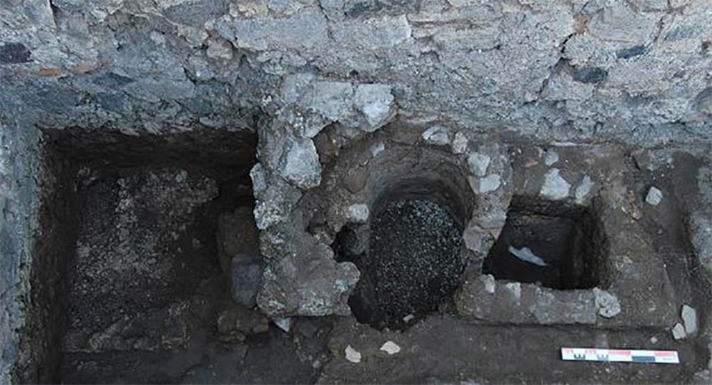 Fig. 58 – Pompéi, boulangerie VII 2, 11 – Bouche de citerne et bassin de réception des eaux dans la pièce 3.
Vue de l’est.
Cliché : S. Aho – EFR.