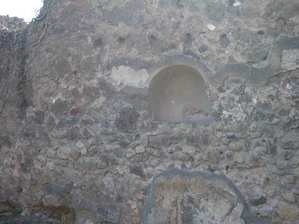 VII.12.12 Pompeii. September 2005. Niche in west wall of shop-room.
According to Boyce, above the counter on which the articles for sale were displayed, was an arched niche. Fiorelli described this as “la nicchia de’ Penati”  Fiorelli, Scavi, 19; Descr., 283.
See Boyce G. K., 1937. Corpus of the Lararia of Pompeii. Rome: MAAR 14. (p.70, no.317)