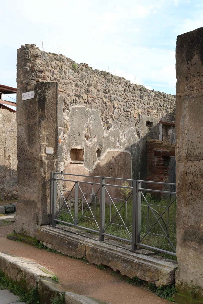 VII.12.14, Pompeii. December 2018. 
Entrance doorway, looking east to junction with Vicolo del Lupanare, from Via degli Augustali.
Photo courtesy of Aude Durand.