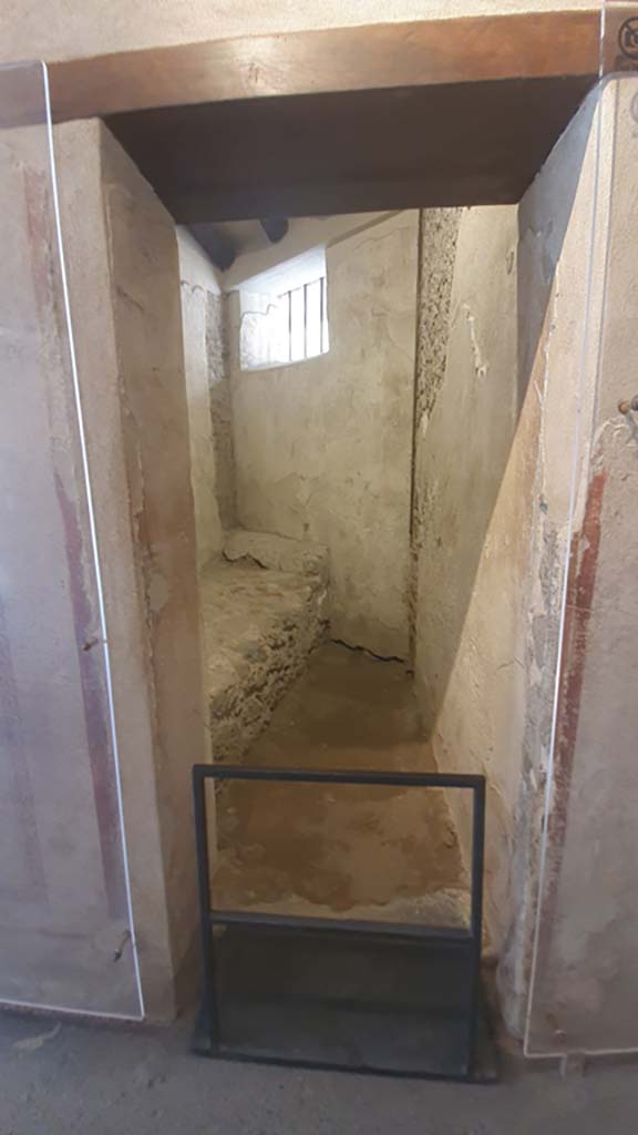 VII.12.18 Pompeii. July 2021. 
Looking through doorway into a room with a stone bed and pillow.
Foto Annette Haug, ERC Grant 681269 DÉCOR.