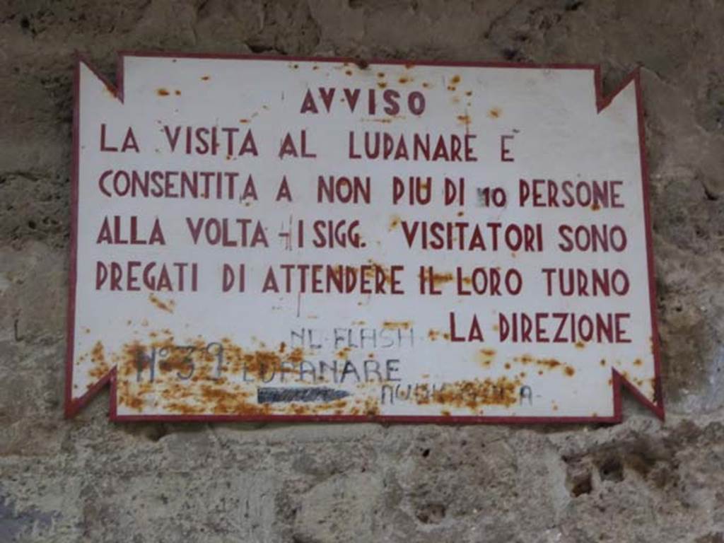 VII.12.18 Pompeii. October 2014. Tabella ansata.
Be advised. 
The visit to the Brothel is allowed by not more than 10 persons at a time - gentlemen. Visitors are asked to wait their turn. 
No flash.
I SIGG. – (Signori=Gentlemen) may be a left-over from the days when only men were deemed suitable to enter and see the brothel. 
The women in the group were left to while away the time in the Forum, while the men were taken away to see the “sights”!).