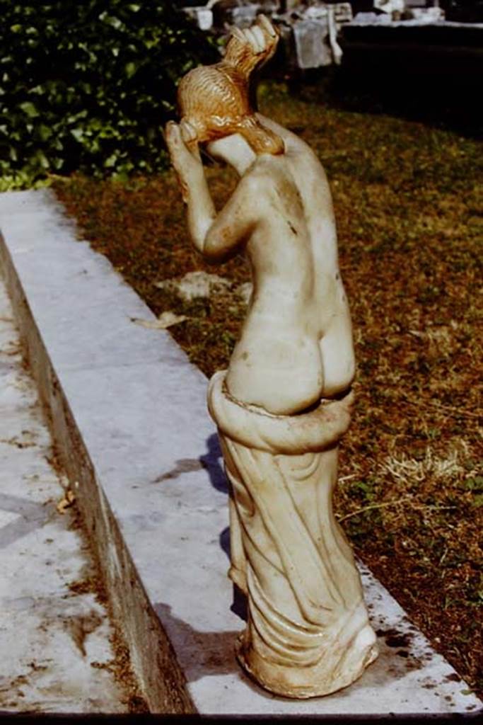 VII.12.23 Pompeii. 1971. Rear of statue of Venus.  Photo by Stanley A. Jashemski.
Source: The Wilhelmina and Stanley A. Jashemski archive in the University of Maryland Library, Special Collections (See collection page) and made available under the Creative Commons Attribution-Non Commercial License v.4. See Licence and use details.
J71f0288