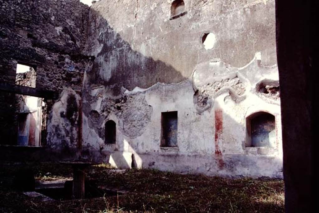 VII.12.23 Pompeii. 1984. Looking towards west wall with window, north-west corner, and north wall of garden area with niches.  
Source: The Wilhelmina and Stanley A. Jashemski archive in the University of Maryland Library, Special Collections (See collection page) and made available under the Creative Commons Attribution-Non Commercial License v.4. See Licence and use details. J84f0041