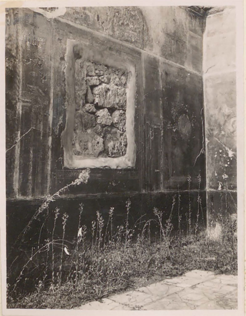 VII.12.26 Pompeii. Pre-1942. Looking towards west wall of triclinium and recess remaining after the painting was cut out.
See Warscher, T. 1942. Catalogo illustrato degli affreschi del Museo Nazionale di Napoli. Sala LXXX. Vol.2. Rome, Swedish Institute.