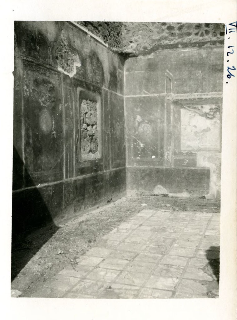 VII.12.26 Pompeii. Photo by Tatiana Warsher c.1939. “House of Cornelius Diadumenus, corner with painting”.
Triclinium in north-west corner of north portico. West wall (left) and north wall (right).
American Academy in Rome Warsher collection 506.