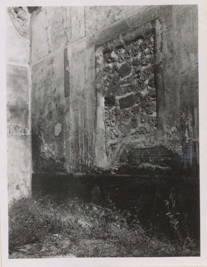 VII.12.26 Pompeii. Pre-1942. 
Looking towards east wall of triclinium and recess remaining after the painting was cut out.
See Warscher, T. 1942. Catalogo illustrato degli affreschi del Museo Nazionale di Napoli. Sala LXXX. Vol.2. Rome, Swedish Institute.