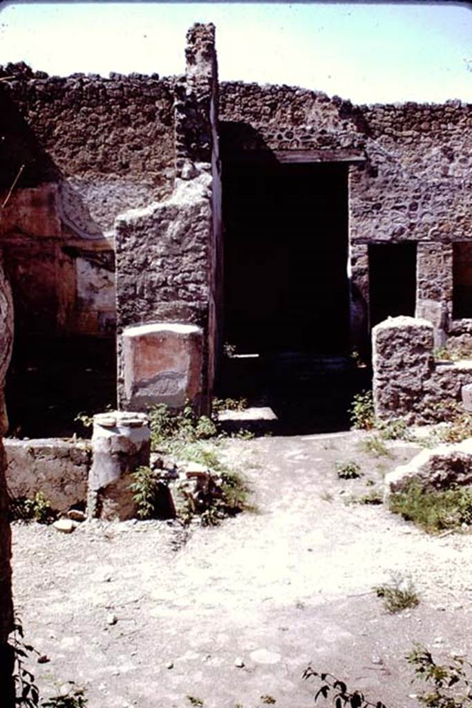 VII.12.26 Pompeii. 1966. Looking north from portico area towards triclinium, on left, and another two rooms. Photo by Stanley A. Jashemski.
Source: The Wilhelmina and Stanley A. Jashemski archive in the University of Maryland Library, Special Collections (See collection page) and made available under the Creative Commons Attribution-Non Commercial License v.4. See Licence and use details.
J66f0583
