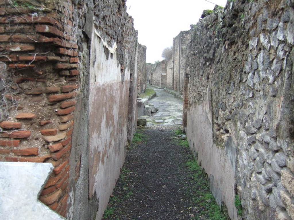 VII.12.26 Pompeii. December 2005. Fauces looking south to entrance and along Vicolo della Maschera.