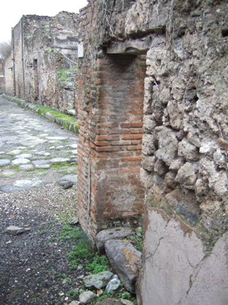 VII.12.26 Pompeii December 2005. Looking south from entrance fauces with doorway to VII.12.27, on the right.