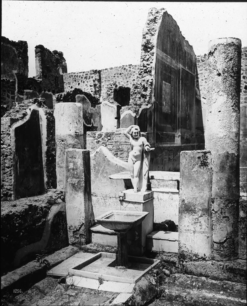 VII.12.28 Pompeii. Looking north towards fountain and statue in garden area. 
In the upper centre of the photo, the decorated west wall of the exedra can be seen.
Photo by permission of the Institute of Archaeology, University of Oxford. File name instarchbx202im006. Resource ID. 44496.
See photo on University of Oxford HEIR database