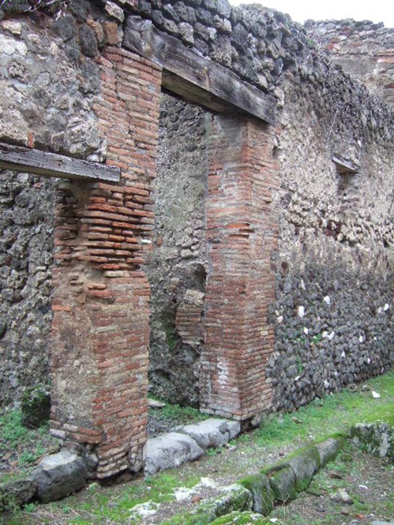 VII.12.31, on left, and VII.12.30, on right. December 2004. Doorways.