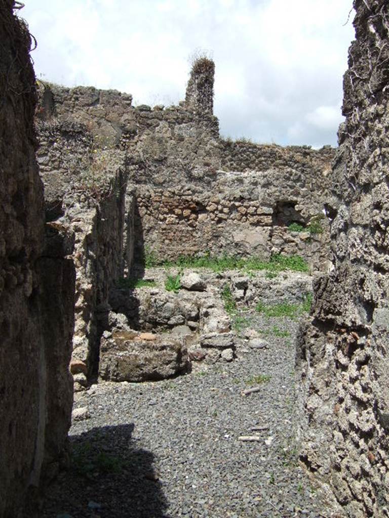 VII.12.30 Dwelling house with officina lanifricaria 
Linked to VII.12.31