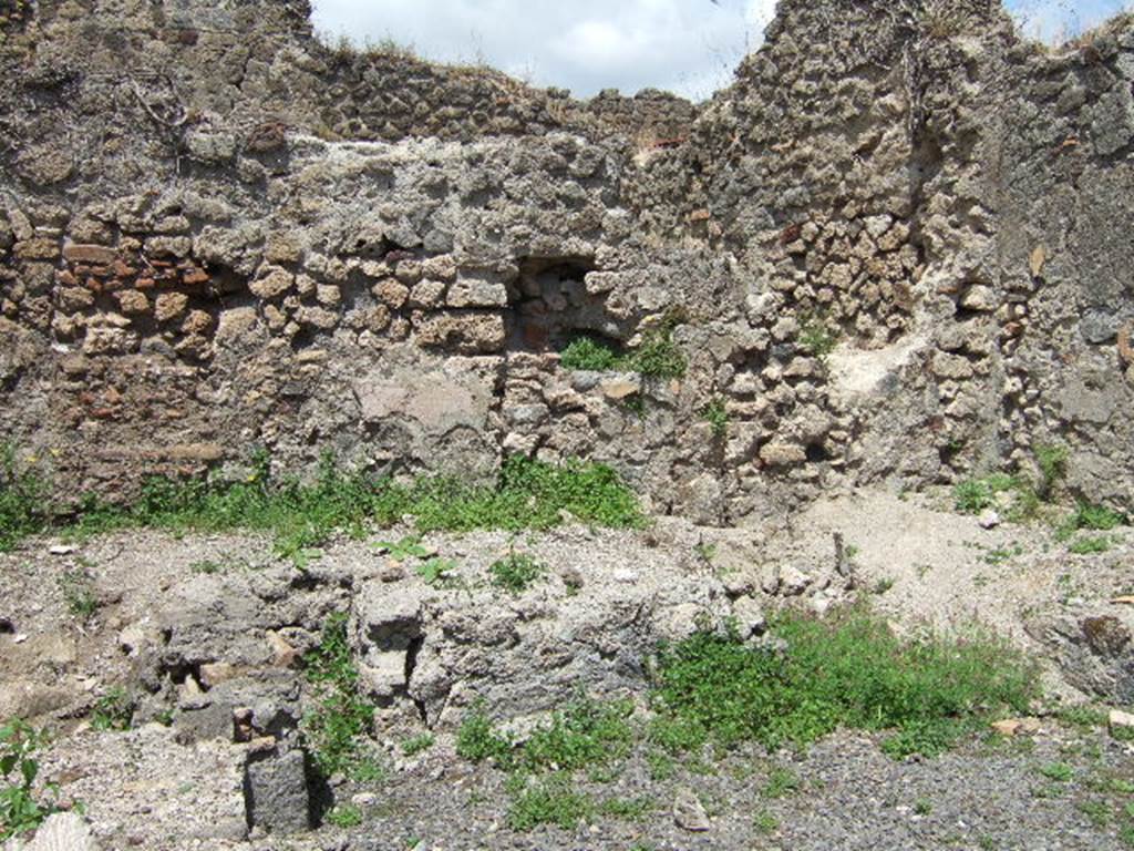 VII.12.30 Pompeii. May 2006. Podium on north side of workshop.
According to Eschebach, this podium contained two boilers or kettles, two tubs and two wash-basins. See Eschebach, L., 1993. Gebäudeverzeichnis und Stadtplan der antiken Stadt Pompeji. Köln: Böhlau. (p.332)