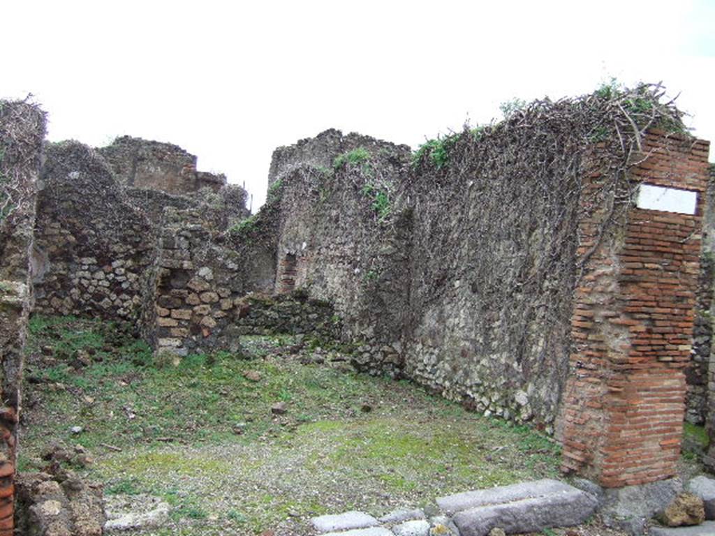 VII.12.34 Pompeii. December 2005. Looking east to entrance doorway.