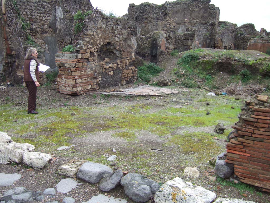 VII.12.35 Pompeii. December 2005. Entrance doorway, looking north-east into room (a), on plan below.  
See Packer, Jim, Inns at Pompeii: a short survey. In Cronache Pompeiane, IV, 1978, (p.9-12).