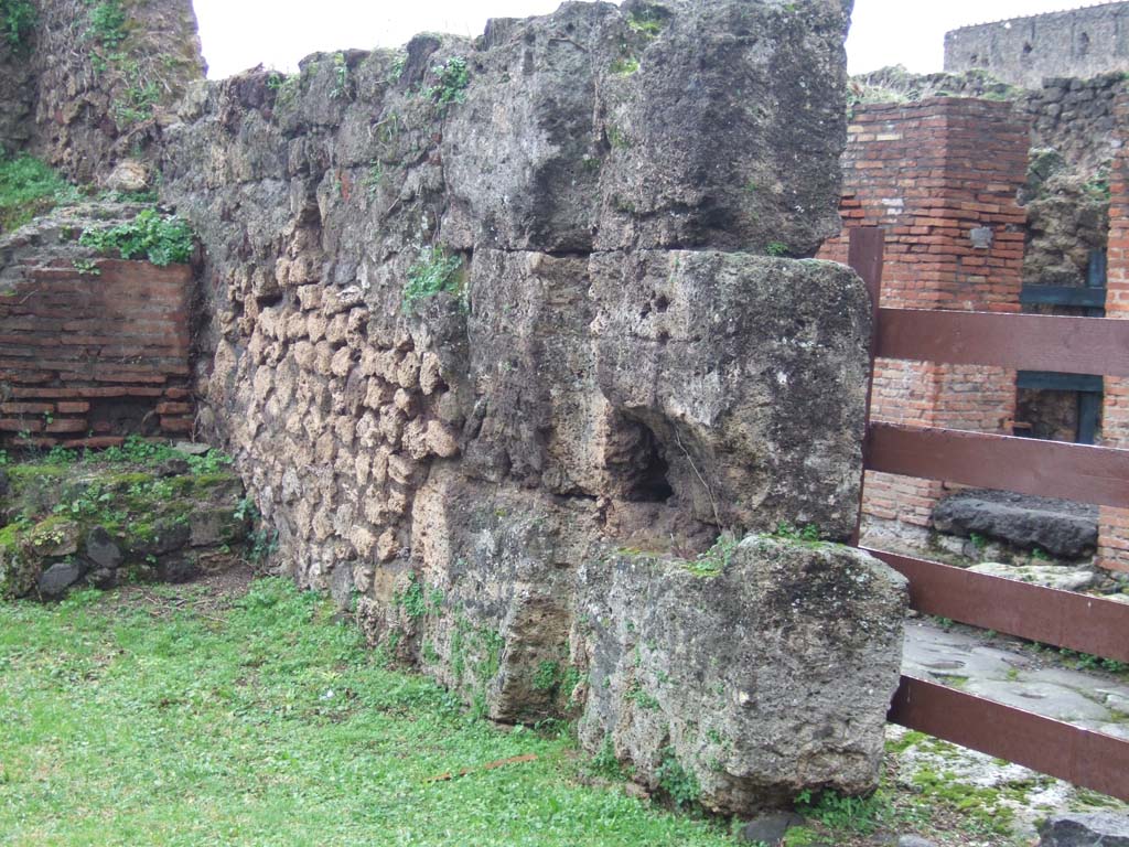 VII.12.37 Pompeii. December 2005. Looking south-west towards doorway, to the right from VII.12.1