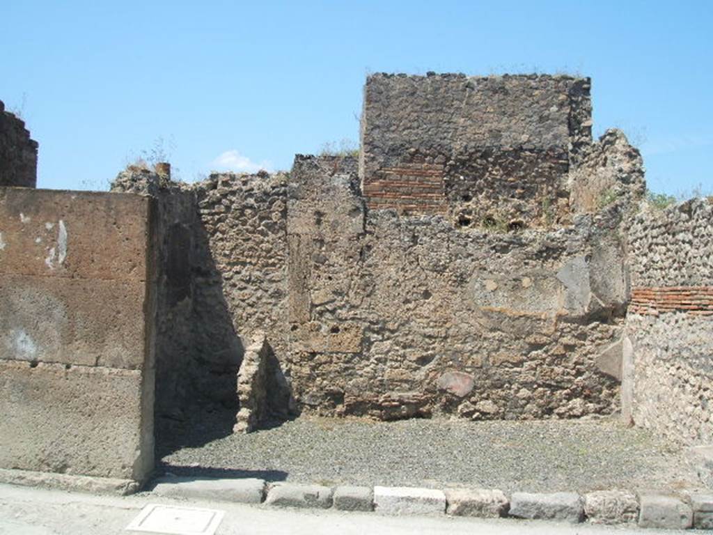 VII.13.5 Pompeii. May 2005. Entrance doorway to shop.