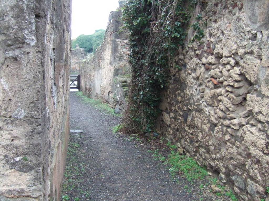 VII.13.8 Pompeii. December 2005. Looking south to entrance of Via dell’Abbondanza, along fauces or entrance corridor.