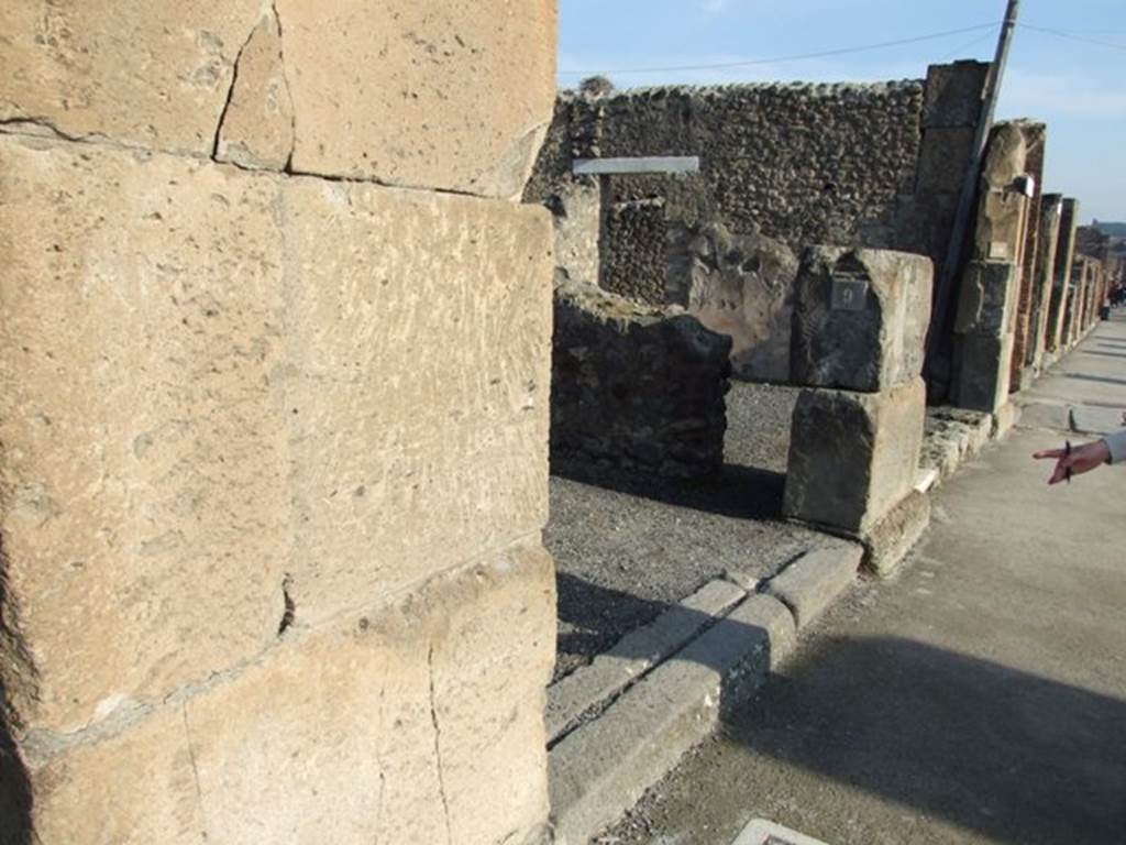 VII.13.9 Pompeii. December 2007. Looking east to entrance doorway on Via dell’Abbondanza.