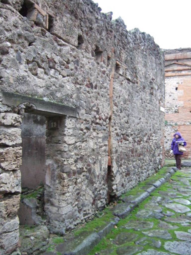 VII.13.19 Pompeii. December 2005. Looking west towards entrance doorway.