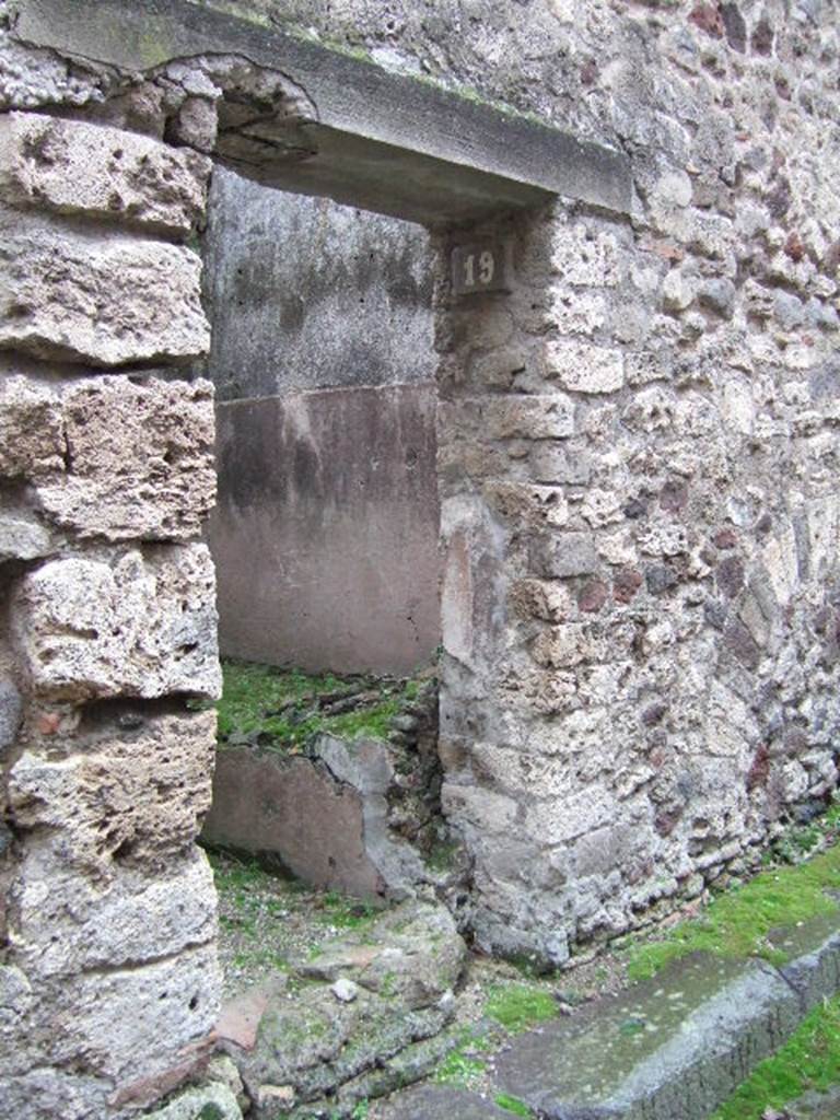 VII.13.19 Pompeii. December 2005. Entrance doorway.