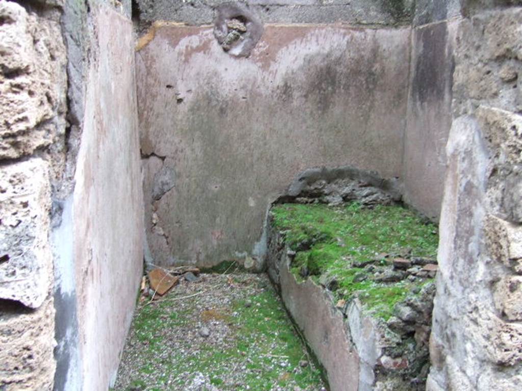 VII.13.19 Pompeii. December 2005. Looking south, with red stuccoed bed and pillow.