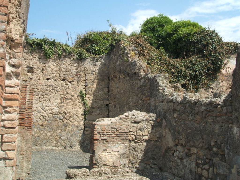 VII.14.1 Pompeii.  May 2005. Looking north across shop to doorway to rear room, with entrance at VII.14.20 in its west wall.