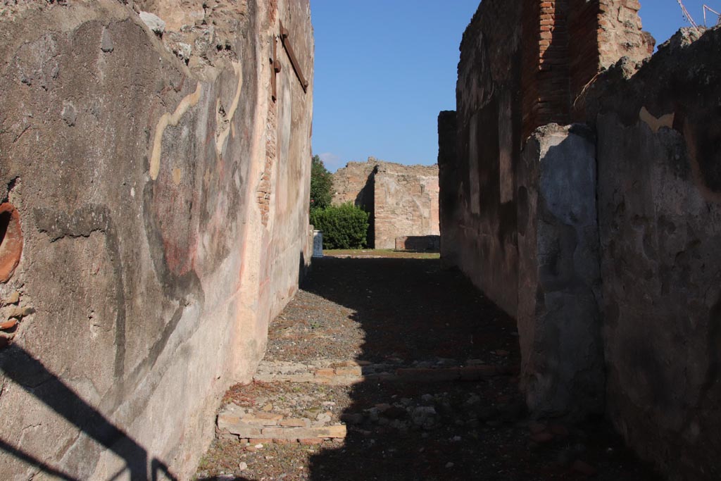 VII.14.5 Pompeii. October 2022. Looking north along entrance fauces/corridor towards atrium. Photo courtesy of Klaus Heese.