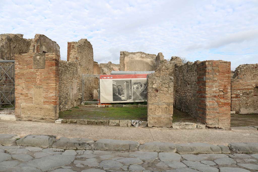 VII.14.6, Pompeii, centre left. December 2018. 
Looking north on Via dell’Abbondanza towards entrance doorways, with VII.14.7, centre right. Photo courtesy of Aude Durand.