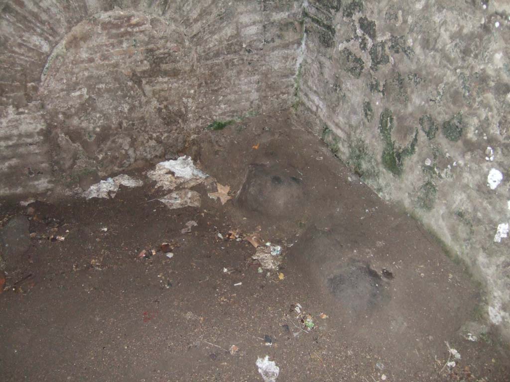 VII.14.9 Pompeii. December 2005. Room 10, north-west corner of bath suite.