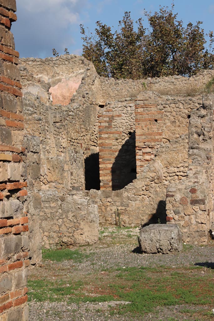 VII.14.9 Pompeii. October 2022. 
Room 4, doorway in north wall of ala, looking across atrium from entrance corridor. 
Photo courtesy of Klaus Heese.