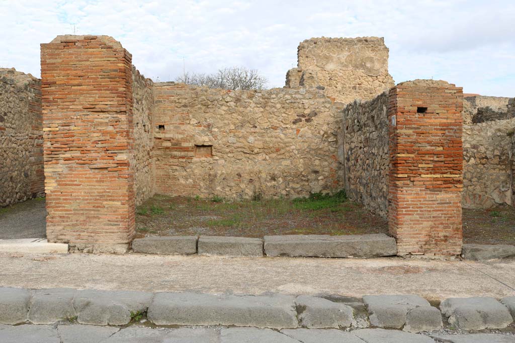 VII.14.10, Pompeii. December 2018. Looking north to entrance doorway on Via dell’Abbondanza. Photo courtesy of Aude Durand.