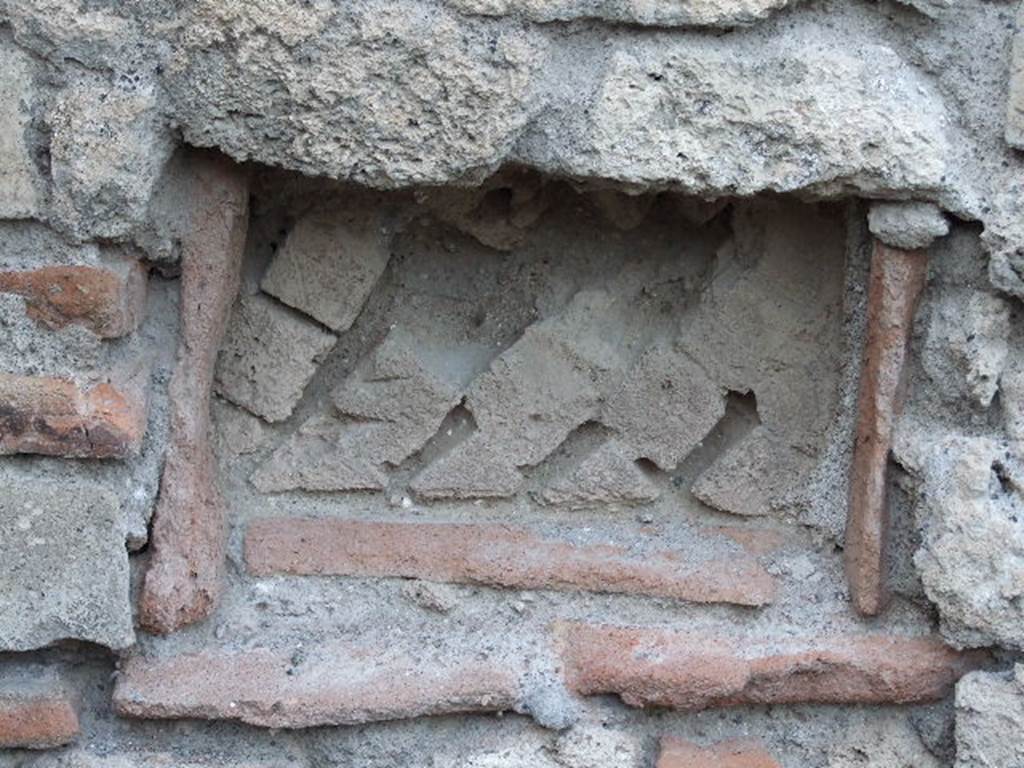VII.14.10 Pompeii. May 2006. Niche in north wall. According to Eschebach, this niche was a lararium.
See Eschebach, L., 1993. Gebäudeverzeichnis und Stadtplan der antiken Stadt Pompeji. Köln: Böhlau. (p.340)