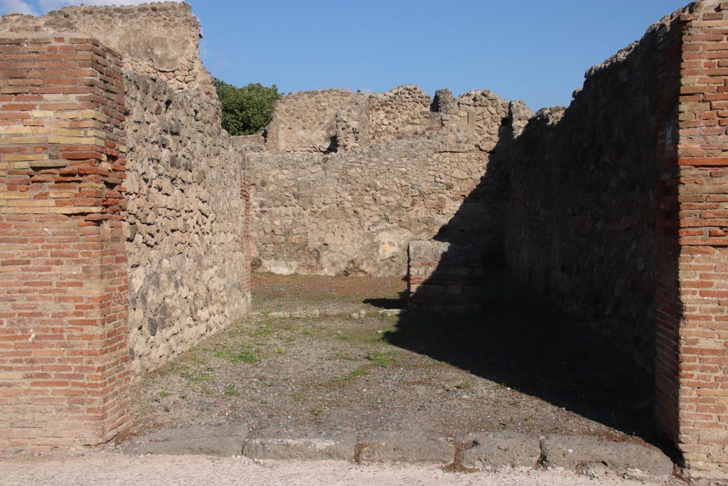 VII.14.12 Pompeii, October 2022. Looking north across shop through entrance doorway. Photo courtesy of Klaus Heese.