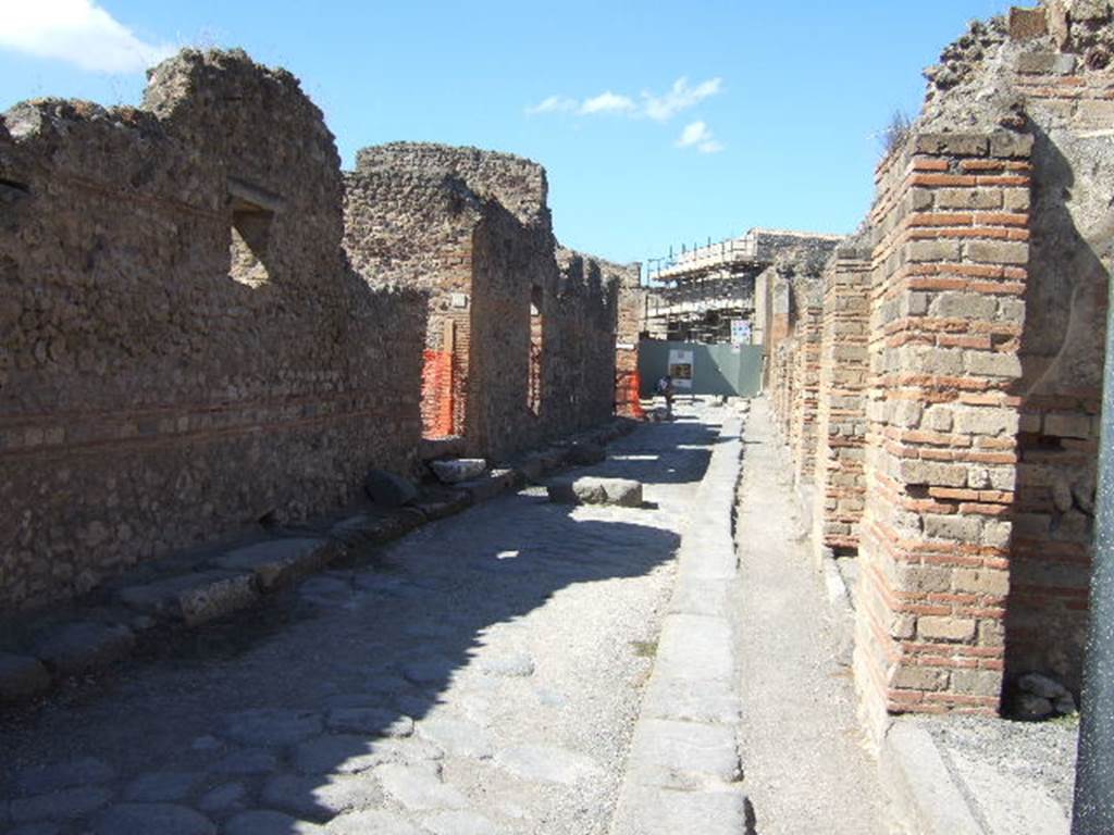 VII.14.14 wall and VII.14.15, Pompeii. September 2005.Vicolo del Lupanare, looking north.