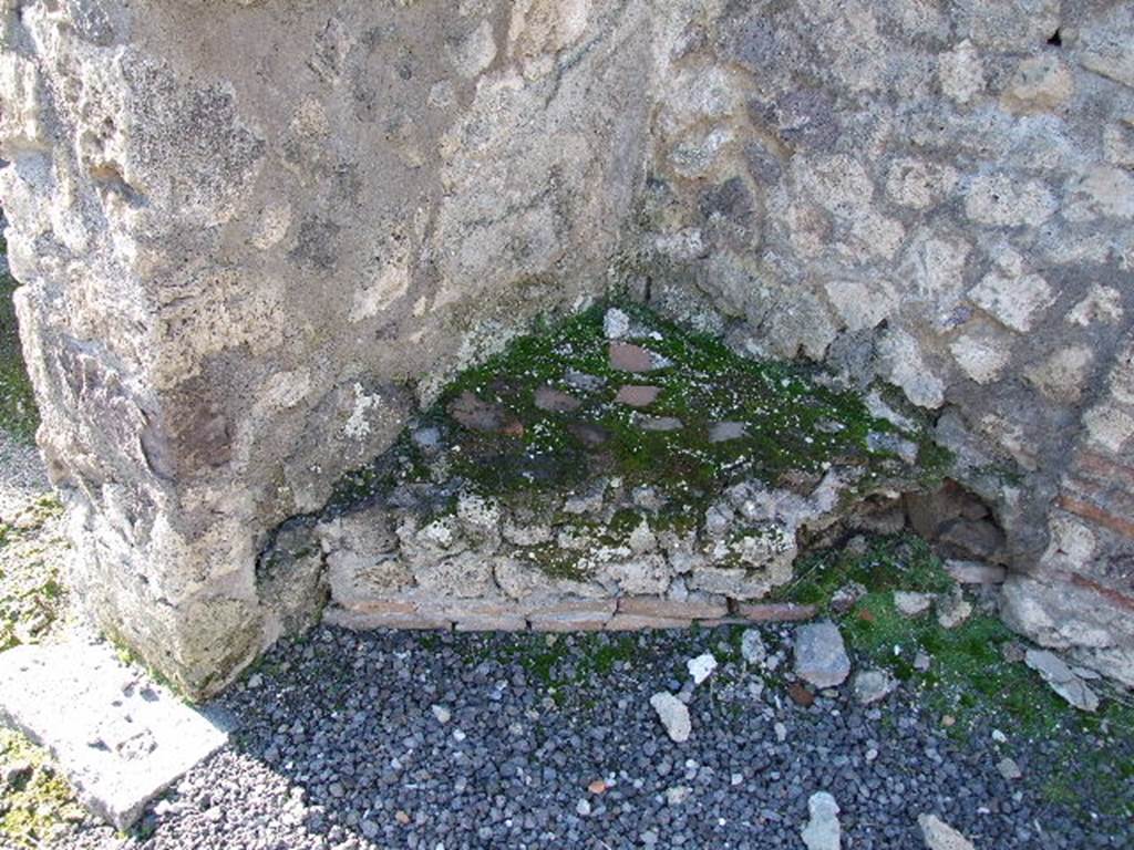 VII.14.15 Pompeii. December 2006. Masonry bench or feature (perhaps altar, according to Eschebach) in south-west corner of atrium,