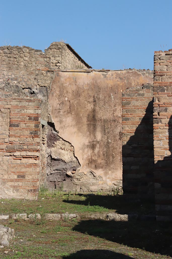 VII.14.15 Pompeii. October 2022. 
Looking north from atrium, across tablinum towards rear garden wall. Photo courtesy of Klaus Heese.