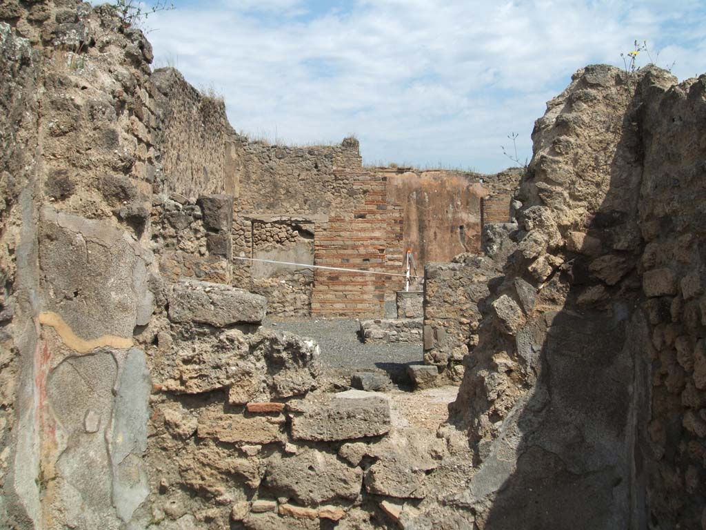 VII.14.15 from VII.14.13 Pompeii. May 2005. Looking north across room in south-west corner of atrium.