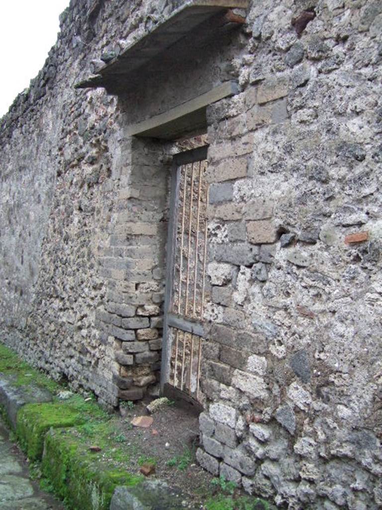 VII.14.17 Pompeii. December 2005. Entrance doorway.