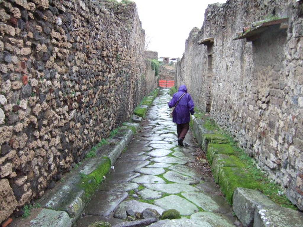 VII.11 Pompeii. December 2005. Vicolo degli Scheletri, looking east. VII.14.17 on right.