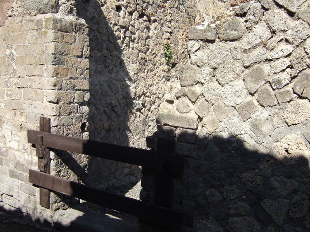 VII.14.20 Pompeii. September 2005. Entrance doorway to rear room of shop. According to Eschebach, this doorway was the posticum for the shop at VII.14.20. It also had a separate steps to the upper floor above the shop and a latrine nearby in the rear room. See Eschebach, L., 1993. Gebäudeverzeichnis und Stadtplan der antiken Stadt Pompeji. Köln: Böhlau. (p.337)