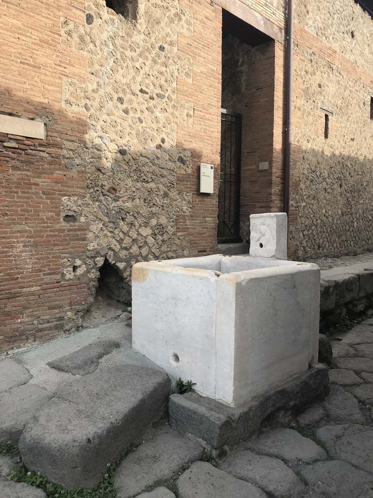 VII.15.1 Pompeii. April 2019. Fountain outside doorway in Vicolo del Gallo. 
Photo courtesy of Rick Bauer.