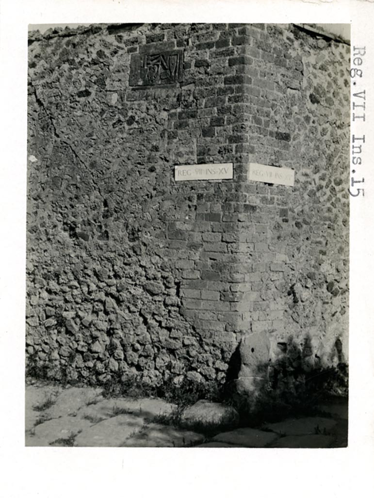 VII.15.1/2 Pompeii. Pre-1937-39. 
Looking towards plaque high up on west wall of Vicolo del Gigante on north-west corner with Vicolo del Gallo. 
Photo courtesy of American Academy in Rome, Photographic Archive. Warsher collection no. 237.
Also see Warscher, T. Codex Topographicus Pompeianus, IX.1. (1943), Swedish Institute, Rome. (no. 19b).