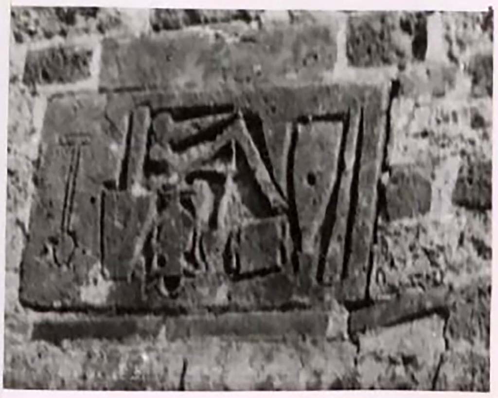 VII.15.1/2 Pompeii. Pre-1943. Detail of plaque, in situ on west wall of Vicolo del Gigante. Photo by Tatiana Warscher.
See Warscher, T. Codex Topographicus Pompeianus, IX.1. (1943), Swedish Institute, Rome. (no.19c).