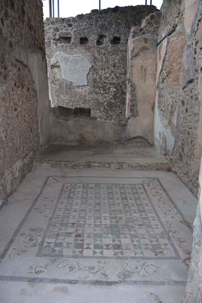 VII.15.2 Pompeii. November 2017. 
Looking west through doorway to cubiculum in north-west corner of atrium.
Foto Annette Haug, ERC Grant 681269 DÉCOR.