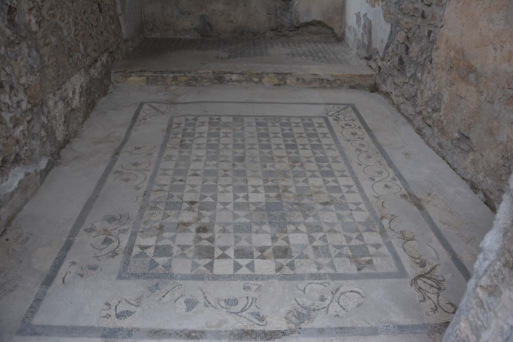 VII.15.2 Pompeii. November 2017. Looking west across floor mosaic towards bed recess. 
Foto Annette Haug, ERC Grant 681269 DÉCOR.