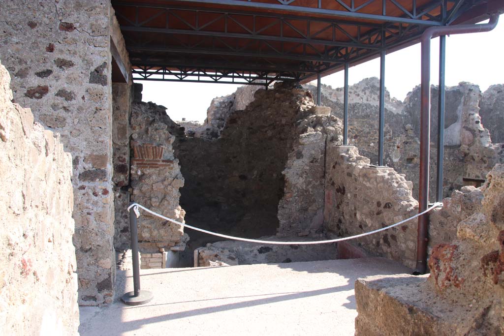 VII.15.2 Pompeii. September 2017. Small courtyard area at top of corridor behind kitchen.
On the left are the doorways to the tepidarium, and apodyterium (exedra/lounging room). Ahead would have been the frigidarium.
Photo courtesy of Klaus Heese.