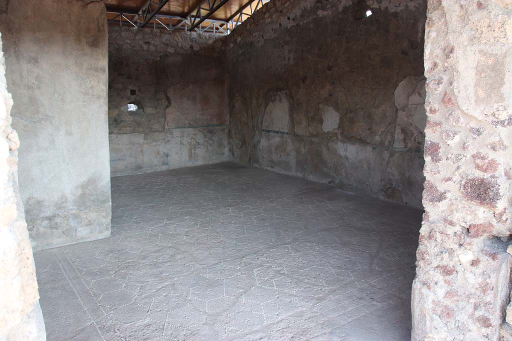 VII.15.2 Pompeii. September 2017.  Looking north through doorway into apodyterium, or exedra/lounging room.
Photo courtesy of Klaus Heese.